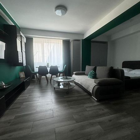 Green Studio Navodari Luaran gambar