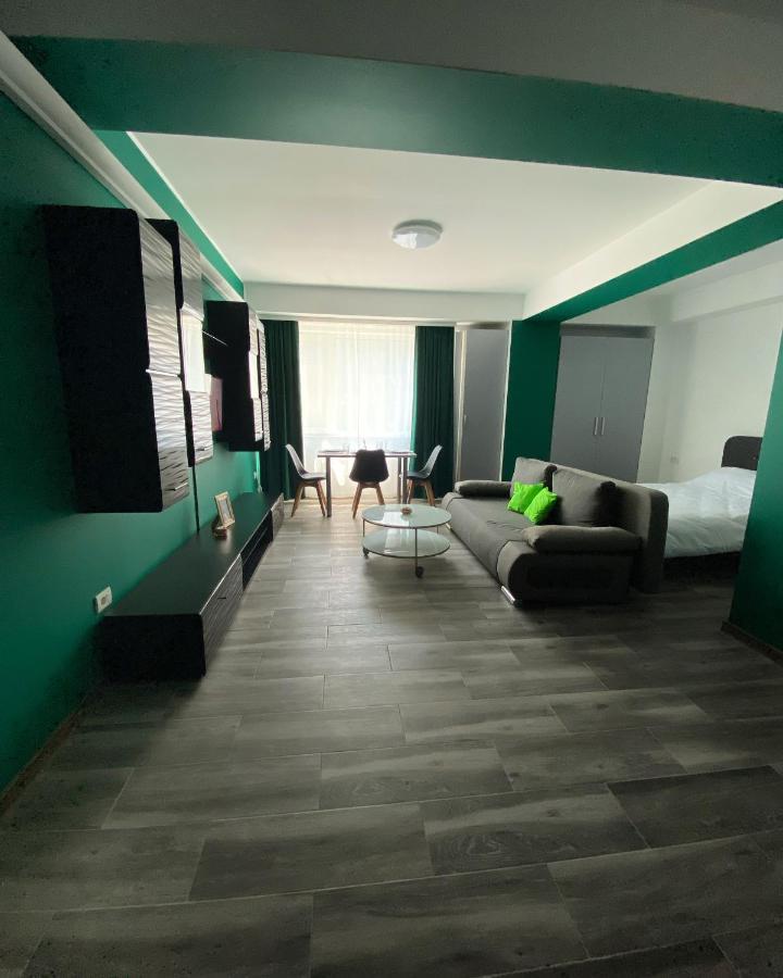 Green Studio Navodari Luaran gambar