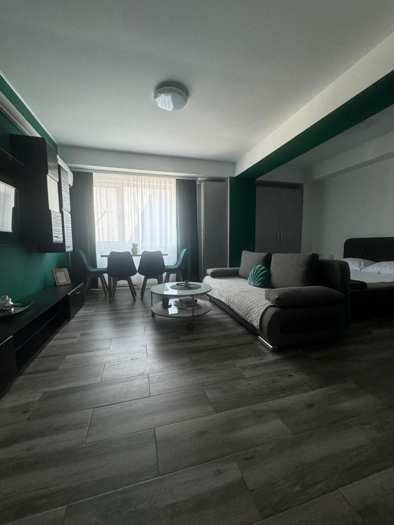 Green Studio Navodari Luaran gambar